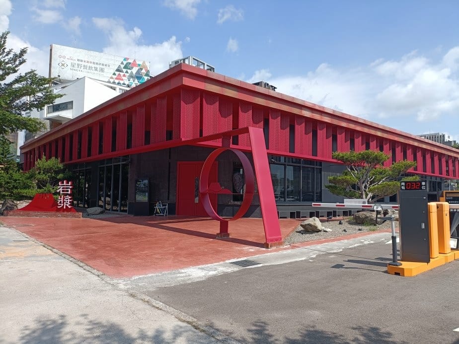 台中美食|岩漿火鍋-台中公益店。膠原鈣骨湯用大骨熬煮出的乳白