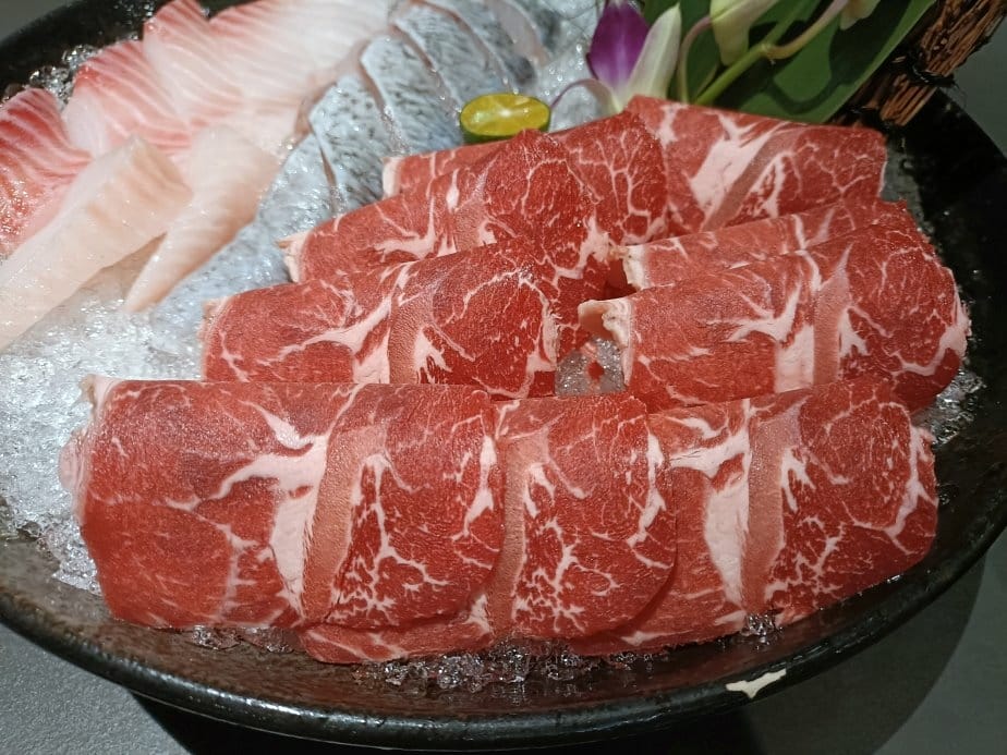 台中美食|岩漿火鍋-台中公益店。膠原鈣骨湯用大骨熬煮出的乳白