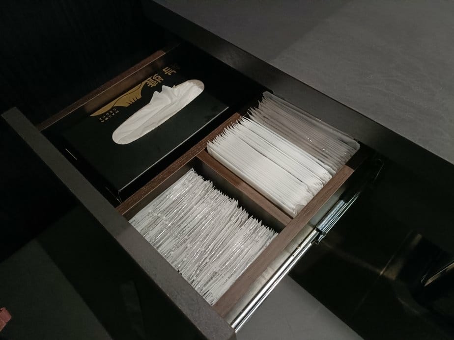 台中美食|岩漿火鍋-台中公益店。膠原鈣骨湯用大骨熬煮出的乳白