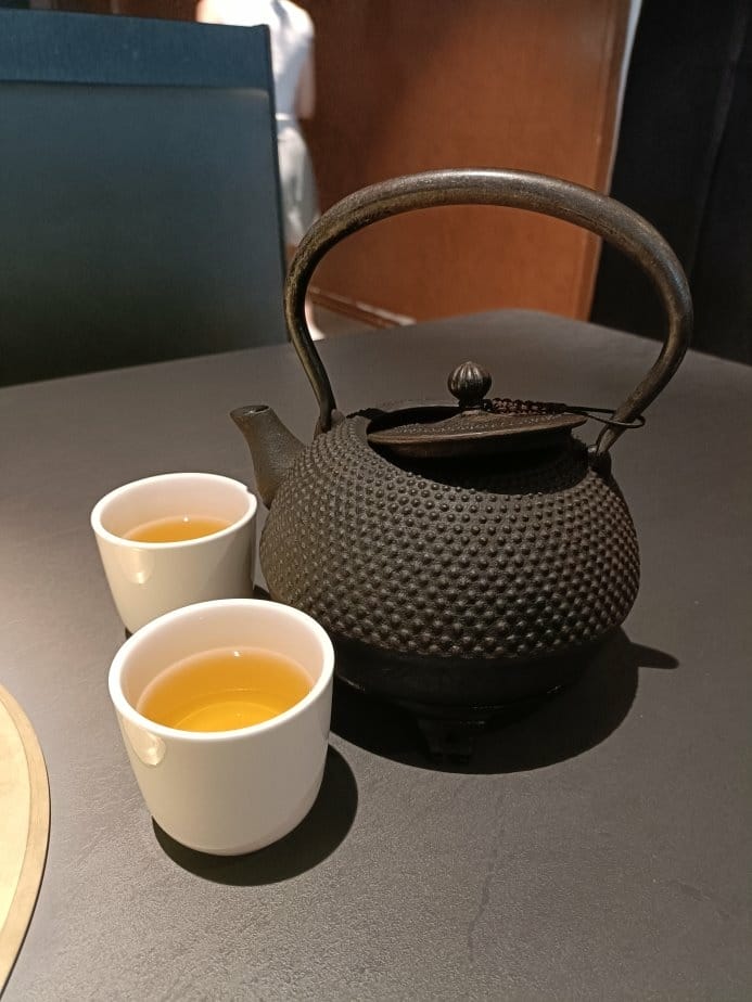 台中美食|岩漿火鍋-台中公益店。膠原鈣骨湯用大骨熬煮出的乳白