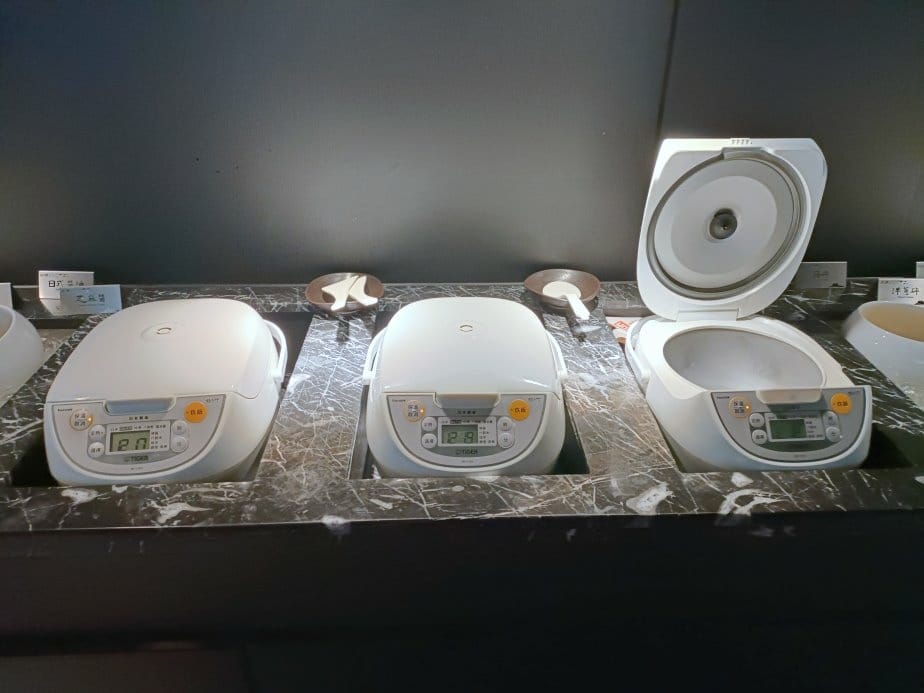 台中美食|岩漿火鍋-台中公益店。膠原鈣骨湯用大骨熬煮出的乳白