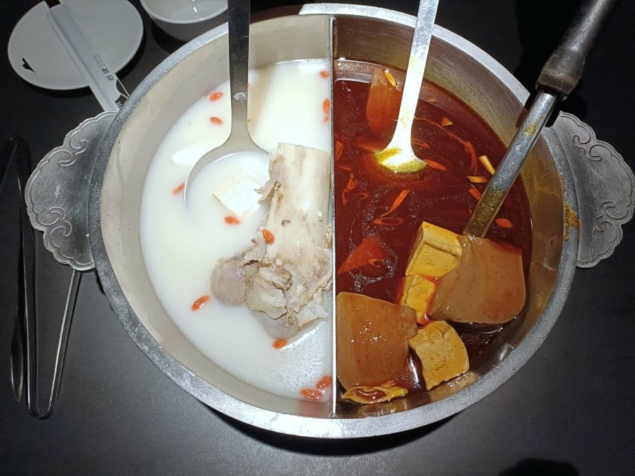 台中美食|岩漿火鍋-台中公益店。膠原鈣骨湯用大骨熬煮出的乳白