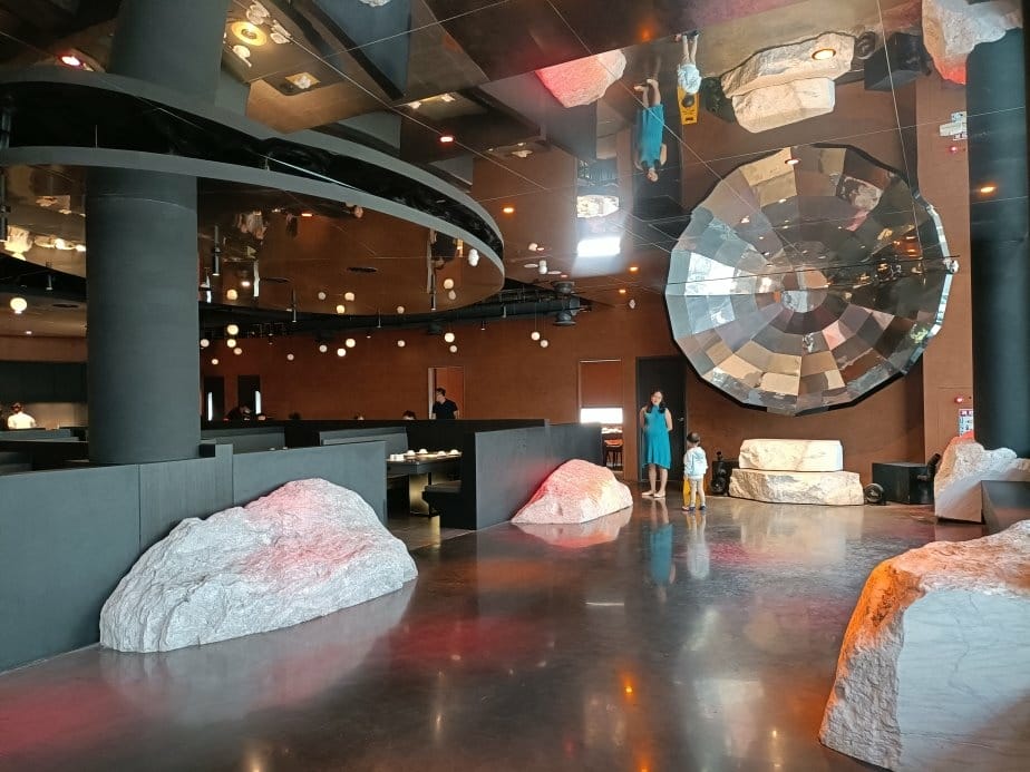 台中美食|岩漿火鍋-台中公益店。膠原鈣骨湯用大骨熬煮出的乳白