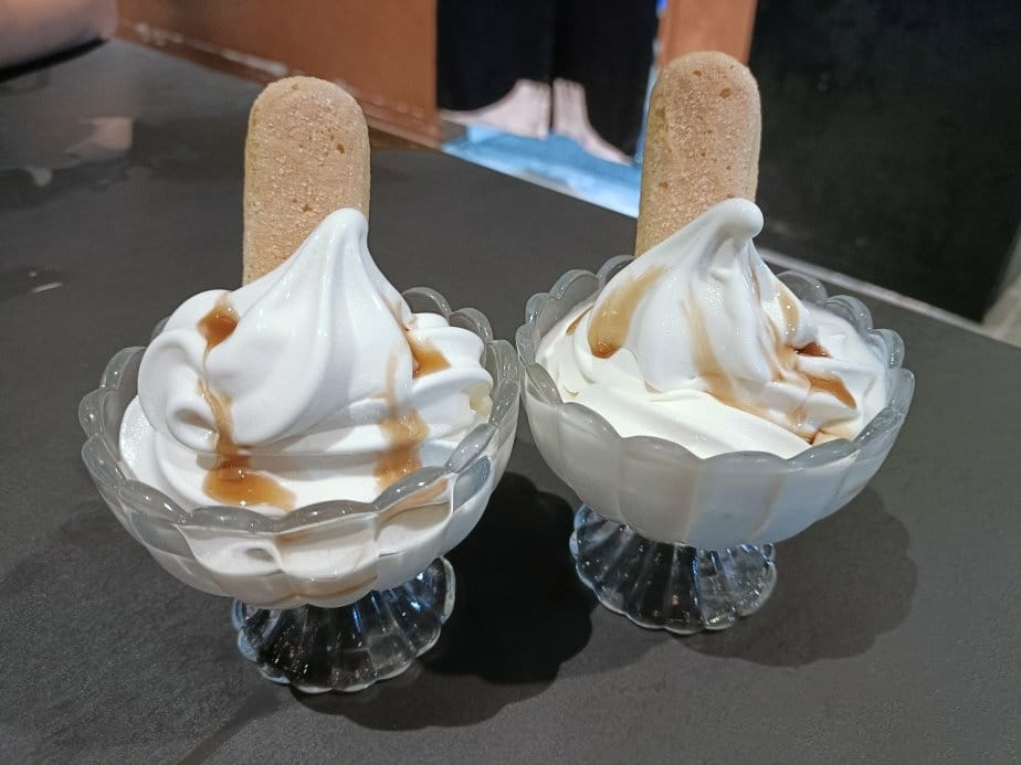 台中美食|岩漿火鍋-台中公益店。膠原鈣骨湯用大骨熬煮出的乳白