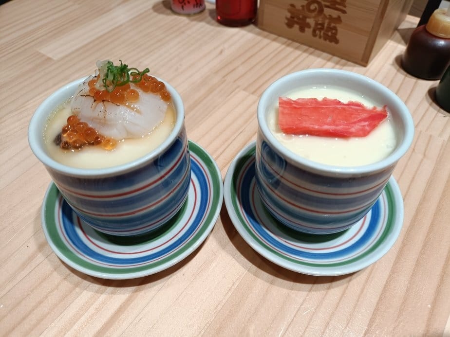 台中美食|五型の丼飯。一艘大船載滿5碗海鮮丼飯~海膽、鮭魚卵