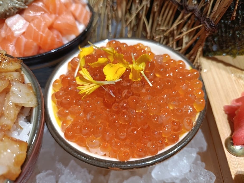 台中美食|五型の丼飯。一艘大船載滿5碗海鮮丼飯~海膽、鮭魚卵