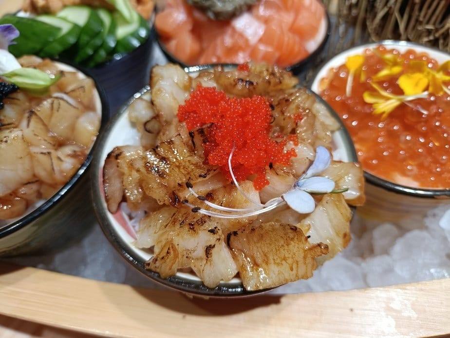 台中美食|五型の丼飯。一艘大船載滿5碗海鮮丼飯~海膽、鮭魚卵
