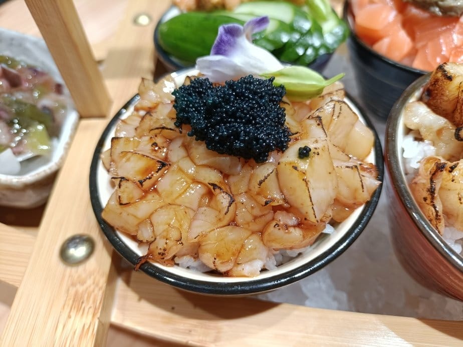 台中美食|五型の丼飯。一艘大船載滿5碗海鮮丼飯~海膽、鮭魚卵
