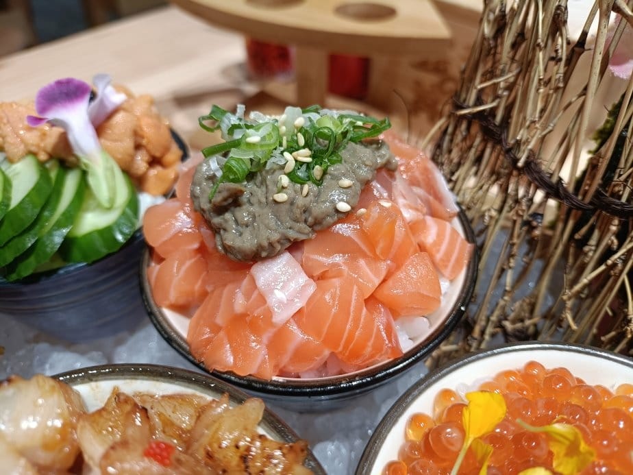 台中美食|五型の丼飯。一艘大船載滿5碗海鮮丼飯~海膽、鮭魚卵