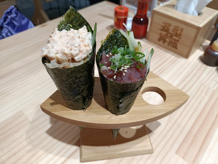 台中美食|五型の丼飯。一艘大船載滿5碗海鮮丼飯~海膽、鮭魚卵