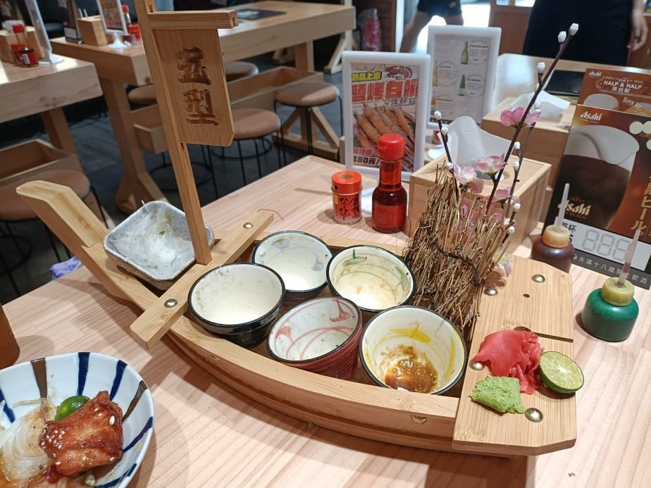 台中美食|五型の丼飯。一艘大船載滿5碗海鮮丼飯~海膽、鮭魚卵