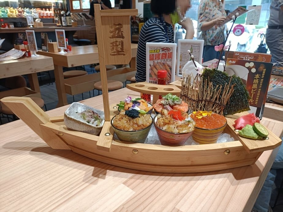 台中美食|五型の丼飯。一艘大船載滿5碗海鮮丼飯~海膽、鮭魚卵