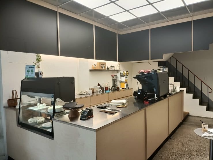 台中咖啡廳|若草老宅咖啡廳。簡約優雅慢步調~飲品普通、甜品很