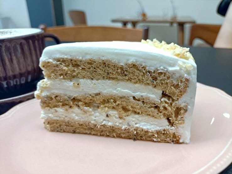 台中咖啡廳|若草老宅咖啡廳。簡約優雅慢步調~飲品普通、甜品很