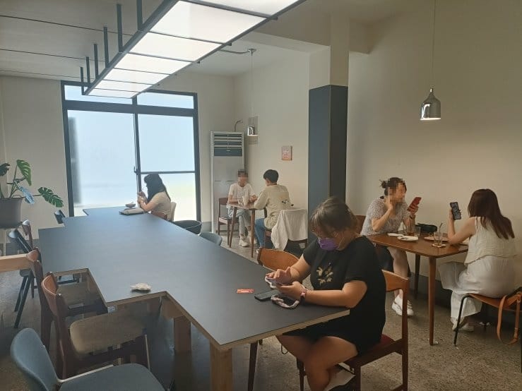 台中咖啡廳|若草老宅咖啡廳。簡約優雅慢步調~飲品普通、甜品很