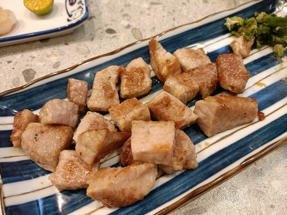 台北忠孝復興美食|就饗鐵板燒-台北忠孝東店。內用享現炒蔬菜、