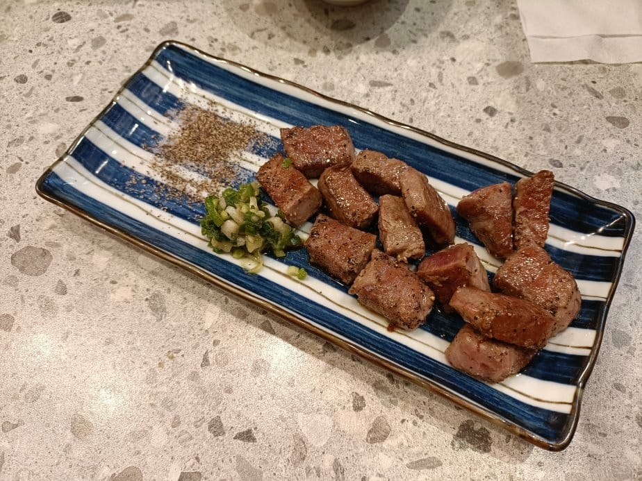 台北忠孝復興美食|就饗鐵板燒-台北忠孝東店。內用享現炒蔬菜、