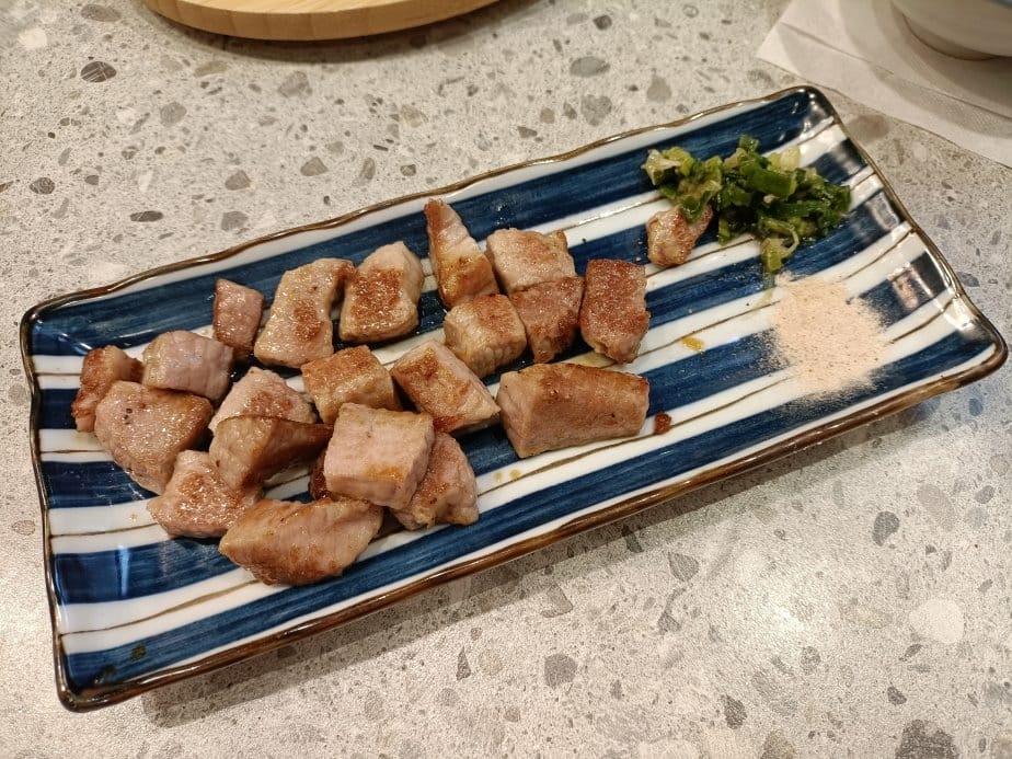 台北忠孝復興美食|就饗鐵板燒-台北忠孝東店。內用享現炒蔬菜、