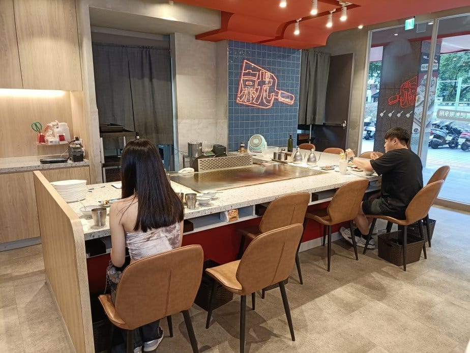台北忠孝復興美食|就饗鐵板燒-台北忠孝東店。內用享現炒蔬菜、