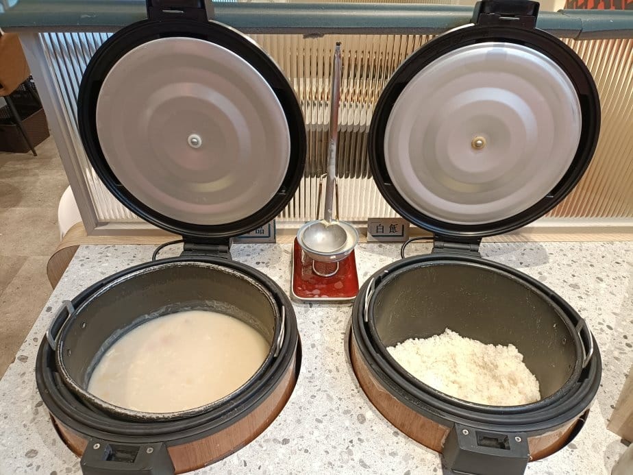 台北忠孝復興美食|就饗鐵板燒-台北忠孝東店。內用享現炒蔬菜、