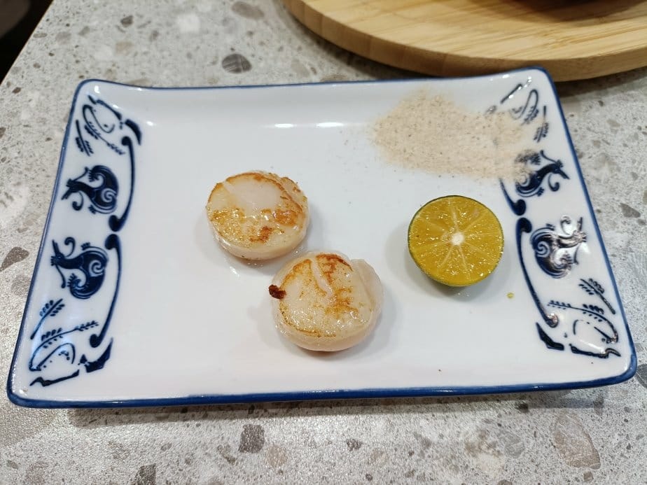 台北忠孝復興美食|就饗鐵板燒-台北忠孝東店。內用享現炒蔬菜、