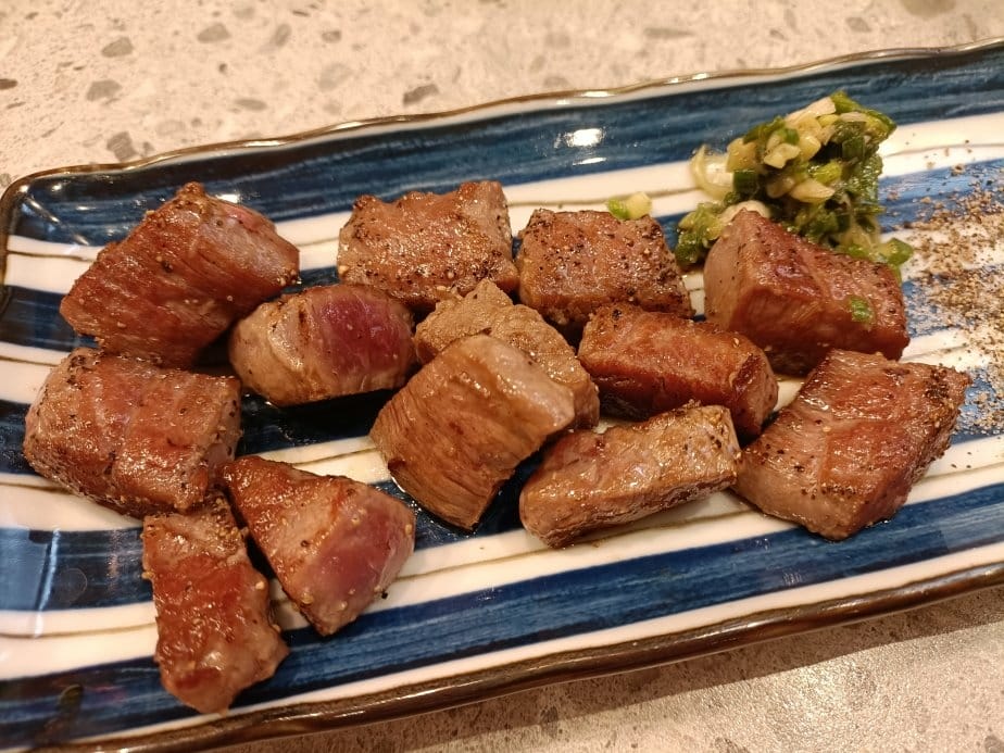 台北忠孝復興美食|就饗鐵板燒-台北忠孝東店。內用享現炒蔬菜、