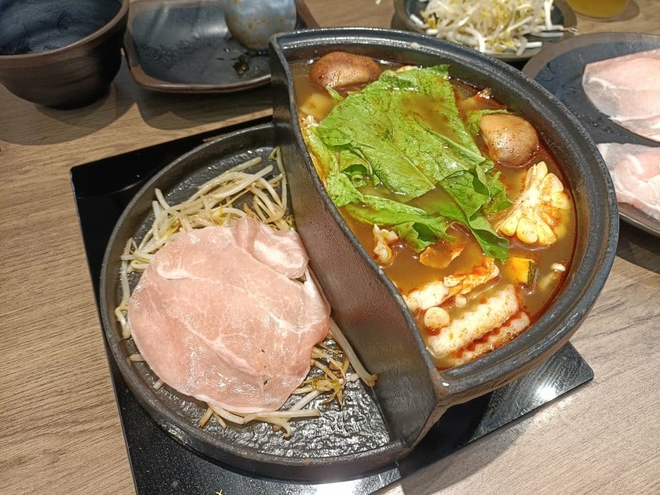桃園美食|饗食鍋-桃園成功店。個人鴛鴦鍋、一鍋一烤，一鍋皆可