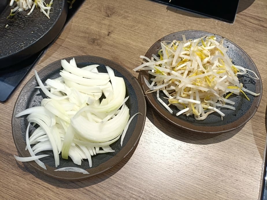 桃園美食|饗食鍋-桃園成功店。個人鴛鴦鍋、一鍋一烤，一鍋皆可