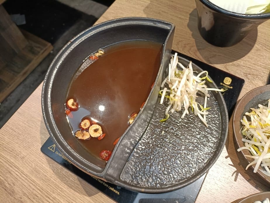 桃園美食|饗食鍋-桃園成功店。個人鴛鴦鍋、一鍋一烤，一鍋皆可