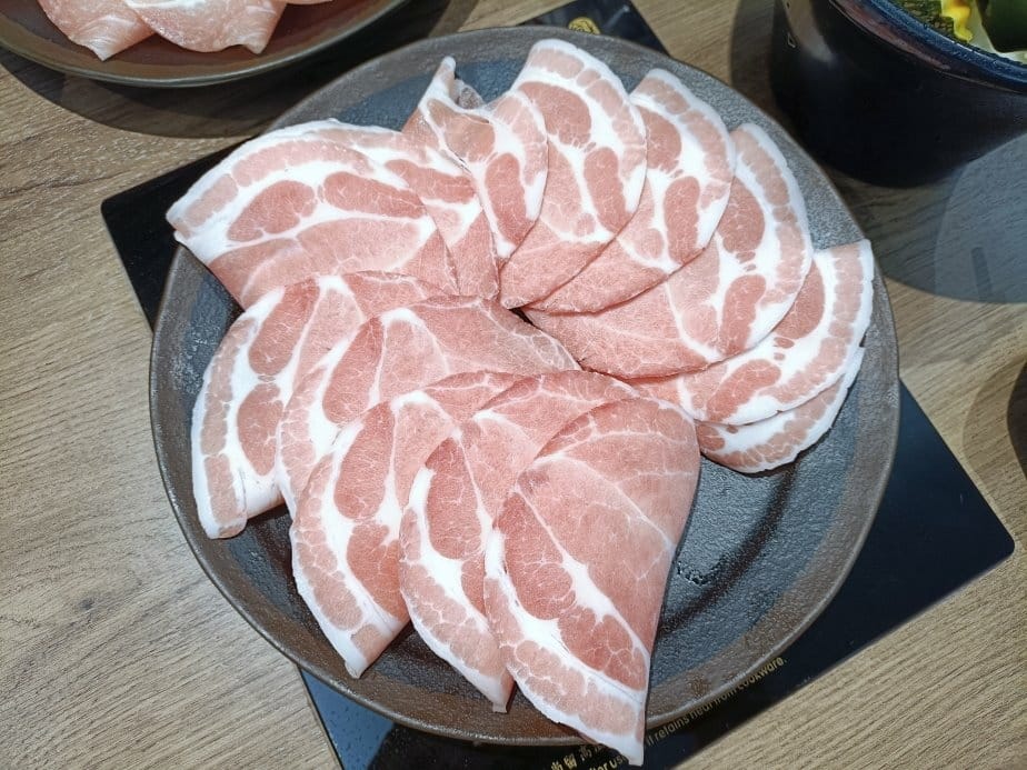 桃園美食|饗食鍋-桃園成功店。個人鴛鴦鍋、一鍋一烤，一鍋皆可