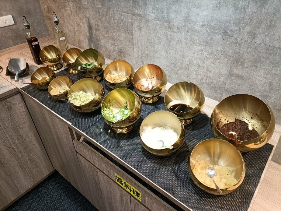 桃園美食|饗食鍋-桃園成功店。個人鴛鴦鍋、一鍋一烤，一鍋皆可