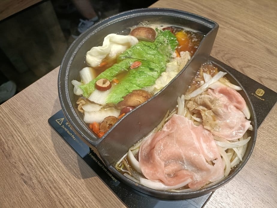 桃園美食|饗食鍋-桃園成功店。個人鴛鴦鍋、一鍋一烤，一鍋皆可