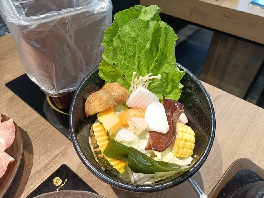 桃園美食|饗食鍋-桃園成功店。個人鴛鴦鍋、一鍋一烤，一鍋皆可