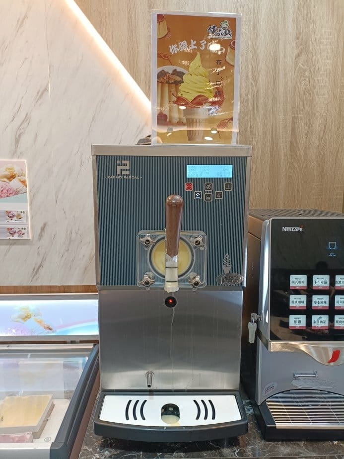 樹林美食|億品鍋樹林店。個人小火鍋多款不同湯頭可選,另有飲料 樹林美食|億品鍋樹林店。個人小火鍋多款不同湯頭可選,另有飲料