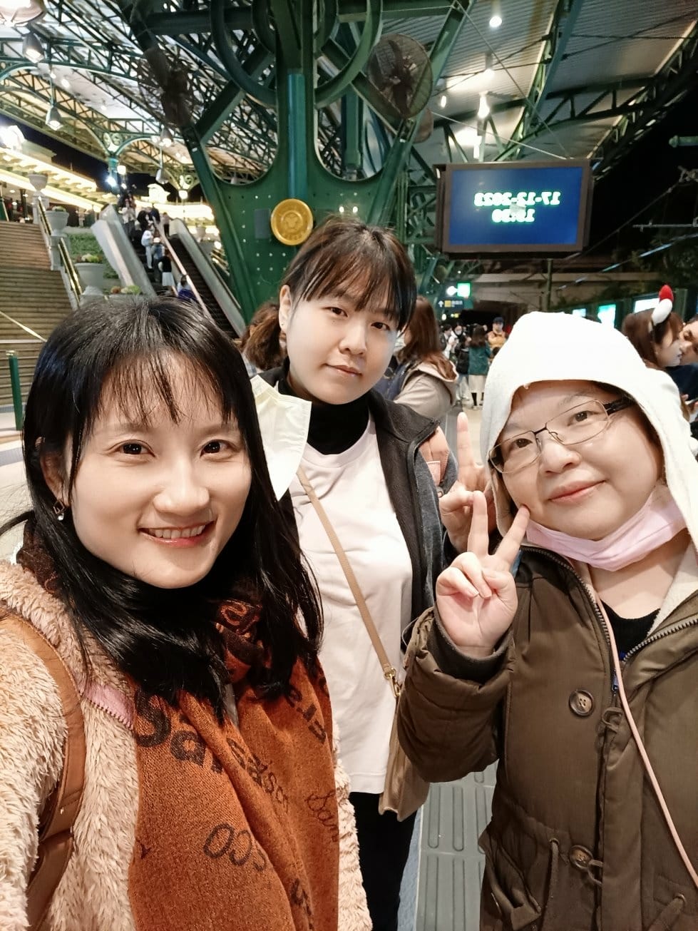 2024香港|香港迪士尼樂園~魔雪奇緣世界!周邊產品價格偏高