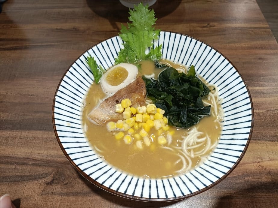 板橋美食|駟阪麵屋-雞白湯拉麵。湯頭主打以雞骨熬製,清爽不油 板橋美食|駟阪麵屋-雞白湯拉麵。湯頭主打以雞骨熬製,清爽不油