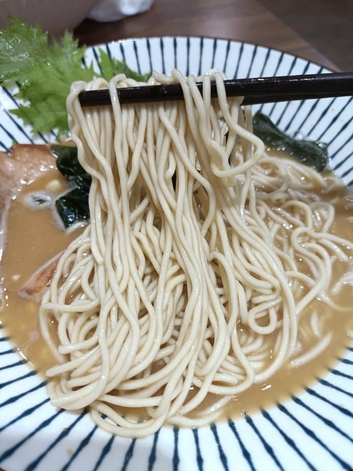 板橋美食|駟阪麵屋-雞白湯拉麵。湯頭主打以雞骨熬製,清爽不油 板橋美食|駟阪麵屋-雞白湯拉麵。湯頭主打以雞骨熬製,清爽不油