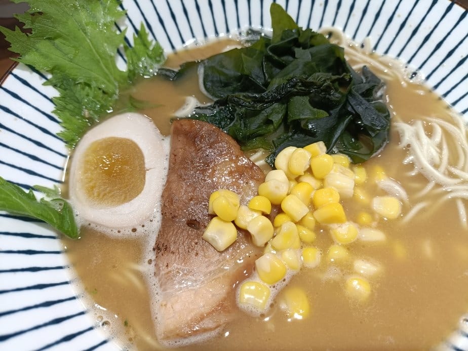 板橋美食|駟阪麵屋-雞白湯拉麵。湯頭主打以雞骨熬製,清爽不油 板橋美食|駟阪麵屋-雞白湯拉麵。湯頭主打以雞骨熬製,清爽不油