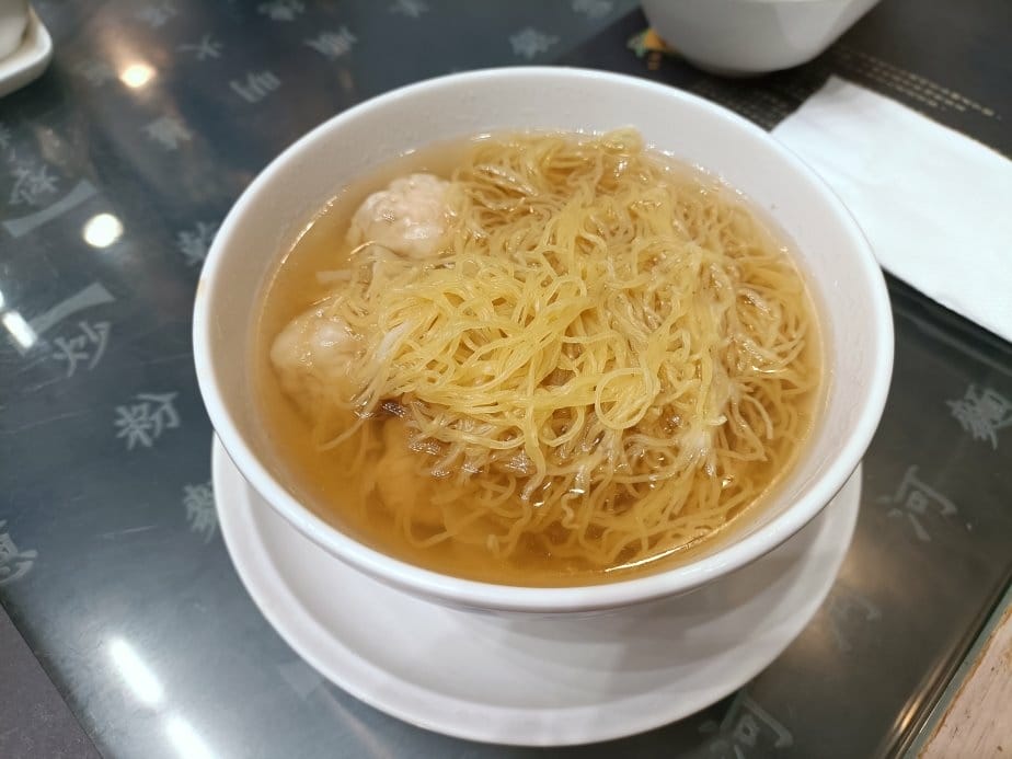 2024香港|何洪記粥麵專家-香港國際機場。鮮蝦雲吞麵、燒鵝 2024香港|何洪記粥麵專家-香港國際機場。鮮蝦雲吞麵、燒鵝