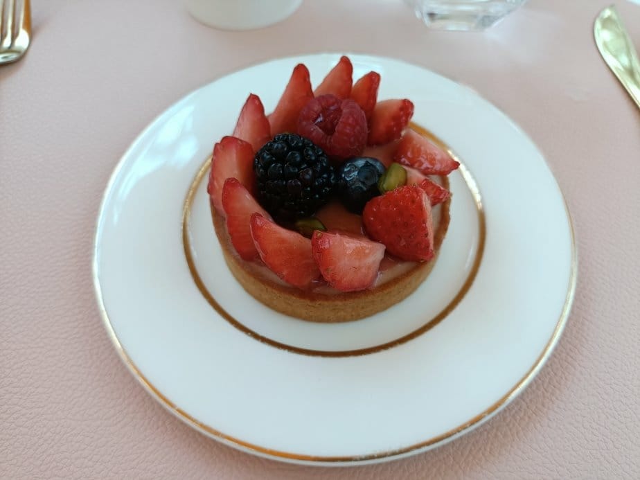 2024澳門|美獅美高梅-視博茶點，四周LED螢幕結合音樂、