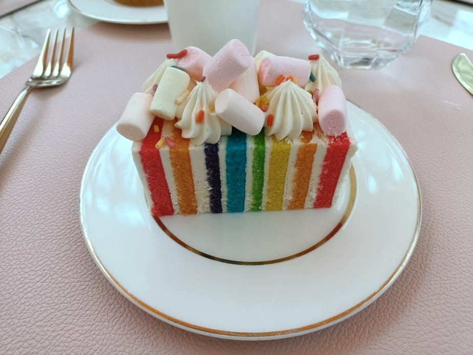 2024澳門|美獅美高梅-視博茶點，四周LED螢幕結合音樂、