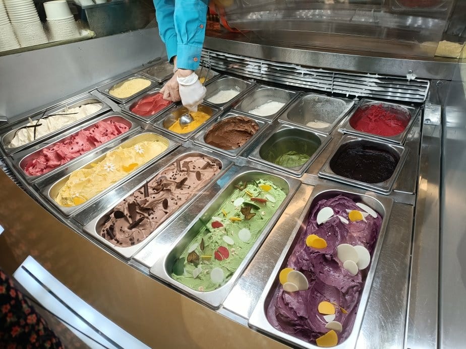 2024澳門|美獅美高梅-視博茶點，四周LED螢幕結合音樂、