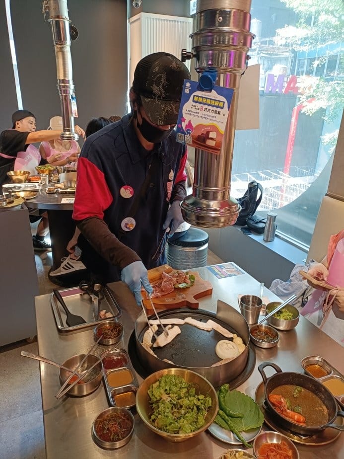 台北西門町美食| 金咕친구 韓式原塊烤肉-台北西門店。韓式小 台北西門町美食| 金咕친구 韓式原塊烤肉-台北西門店。韓式小