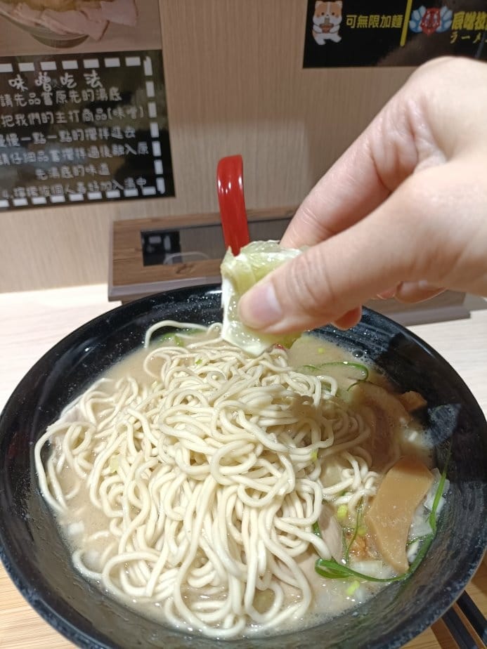 板橋美食|辰噌拉麵~有豚骨、雞湯兩款不同的湯頭，內用加麵不用