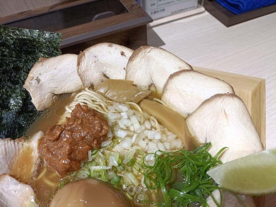 板橋美食|辰噌拉麵~有豚骨、雞湯兩款不同的湯頭，內用加麵不用