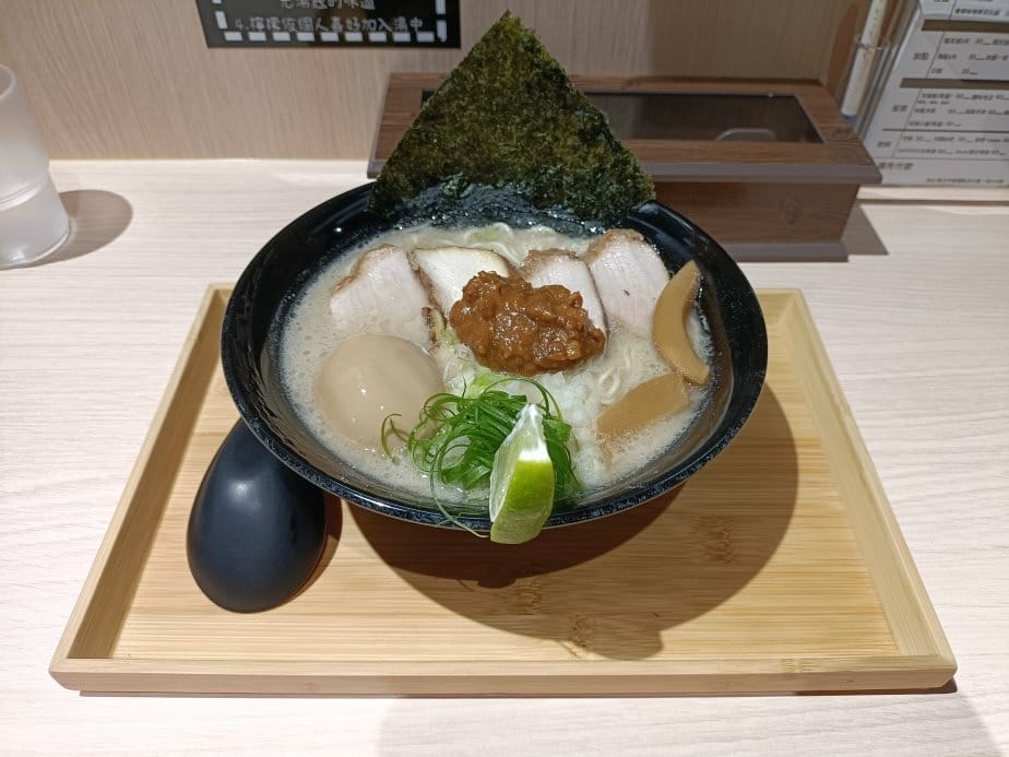 板橋美食|辰噌拉麵~有豚骨、雞湯兩款不同的湯頭，內用加麵不用