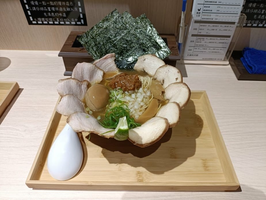 板橋美食|辰噌拉麵~有豚骨、雞湯兩款不同的湯頭，內用加麵不用