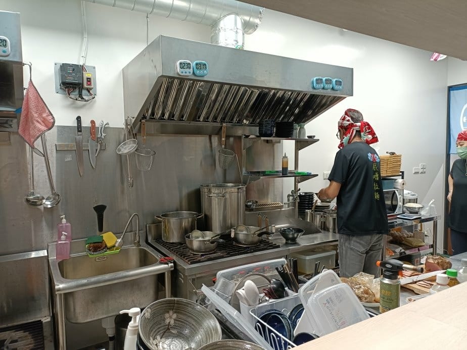 板橋美食|辰噌拉麵~有豚骨、雞湯兩款不同的湯頭，內用加麵不用