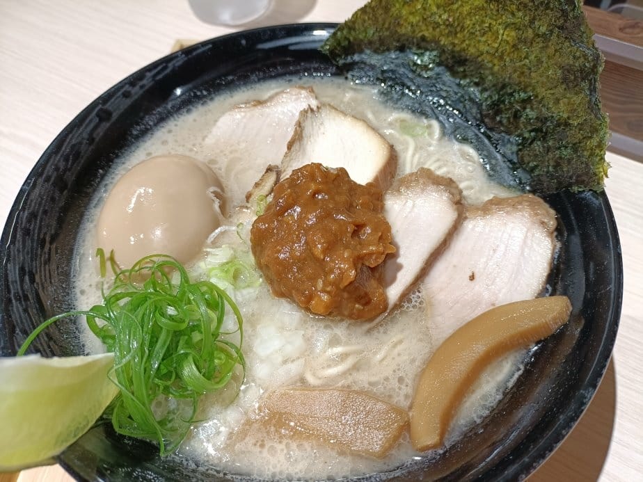 板橋美食|辰噌拉麵~有豚骨、雞湯兩款不同的湯頭，內用加麵不用