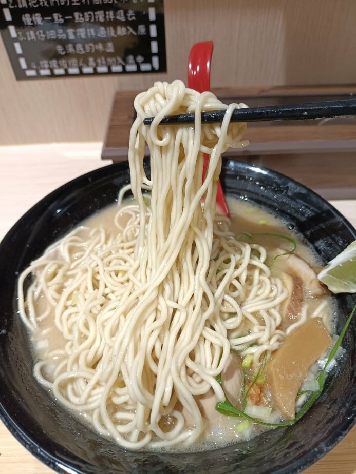 板橋美食|辰噌拉麵~有豚骨、雞湯兩款不同的湯頭，內用加麵不用